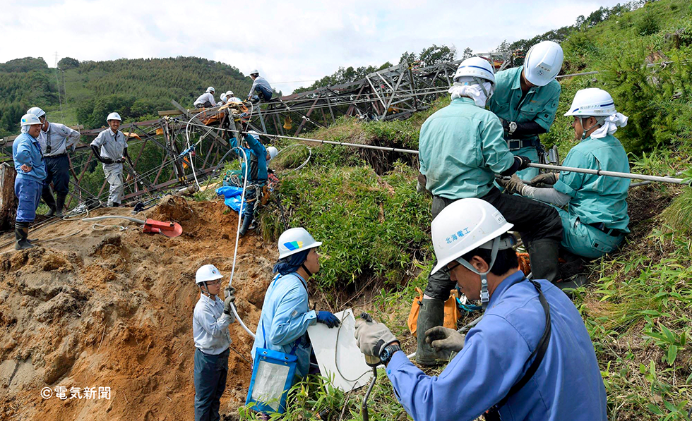 地滑りにより鉄塔が倒壊した現場での復旧工事(北海道むかわ町)