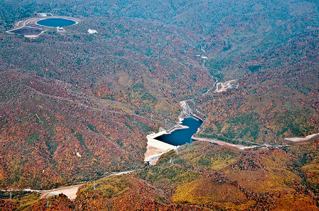 上部調整池（左上）と京極ダム調整池（右下）