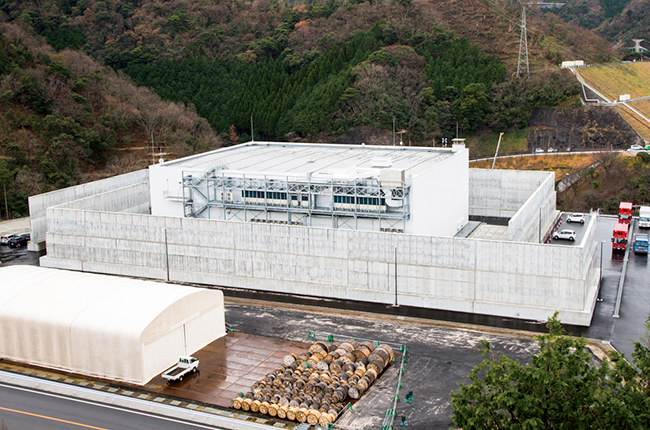 屋外コンクリート壁と免震重要棟