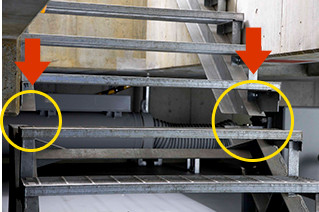 建物と基礎の間の階段も矢印部分で切り離されており、基礎からの地震の揺れが建物に伝わらないように設計されている。