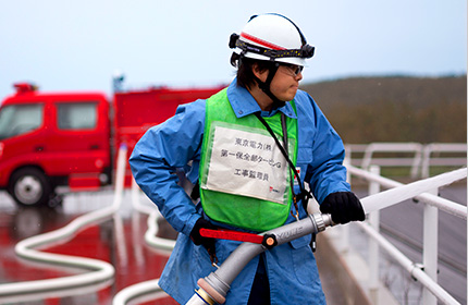 水圧を徐々に上げて、より遠くへと放水する。繰り返しの訓練で、放水口を安定して支えるコツも磨く。