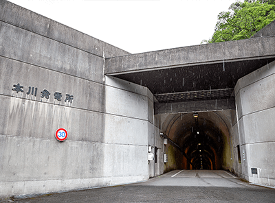 地下にある本川発電所への入り口