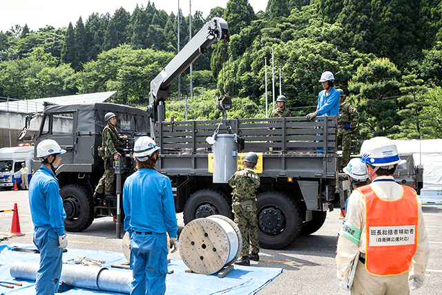 自衛隊車両による復旧用資機材の輸送訓練