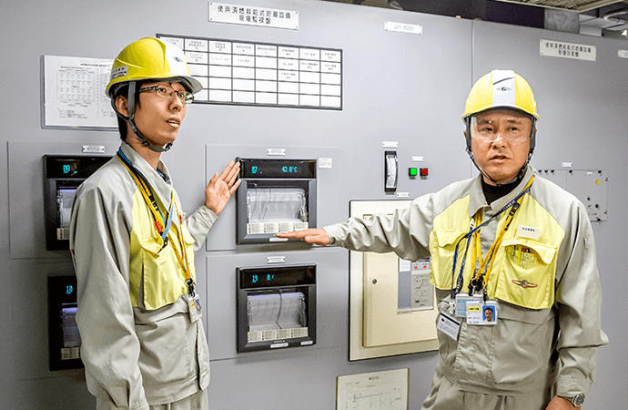 電気室では、温度・圧力・放射線量を監視