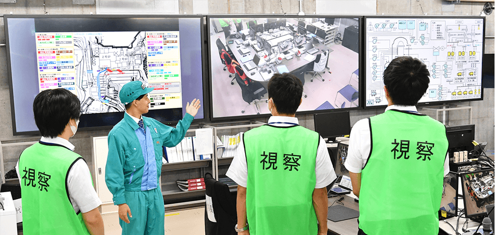 新設された緊急時対策所の概要を見学者に説明する河野さん