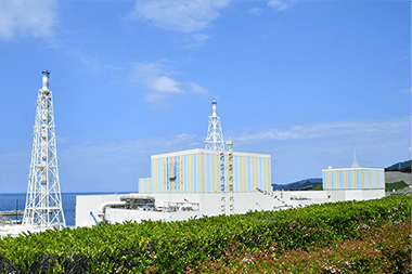 再稼働を目指す2号機(中央)。右は1号機