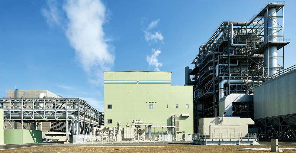 発電所の設備外観(右からボイラ、タービン建屋、冷却塔)
