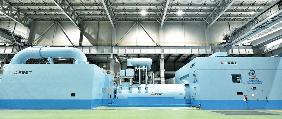 メーカーと長年にわたって共同開発した新型ガスタービン(左から蒸気タービン、発電機、ガスタービン)