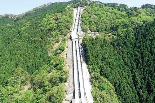上部ダムから水車に水を送り込む水圧鉄管