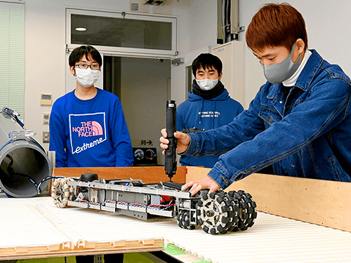 ロボットを制作中の福島高専チーム