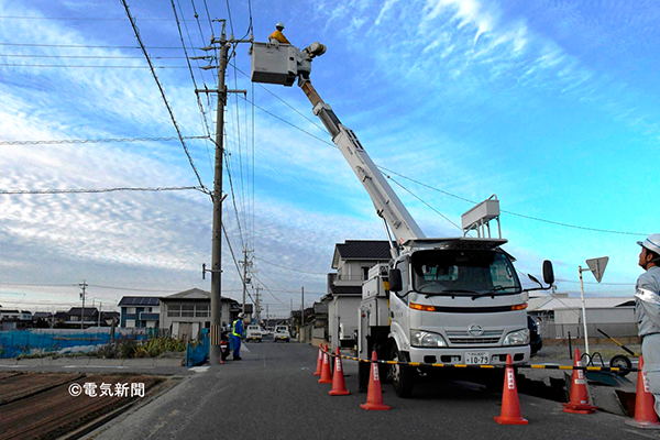 飛来物を除去する中部電力作業員