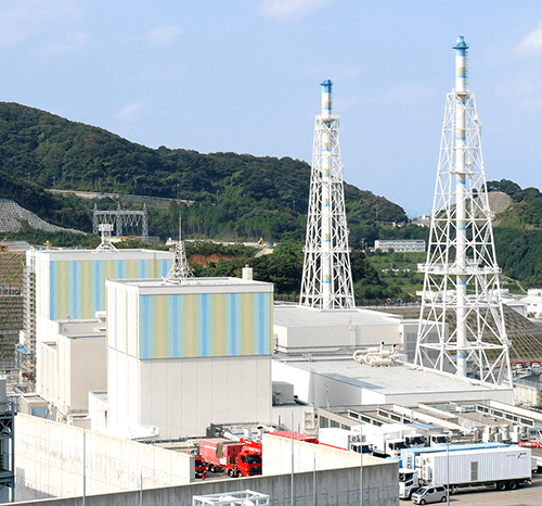 島根原子力発電所の外観。左奥が2号機