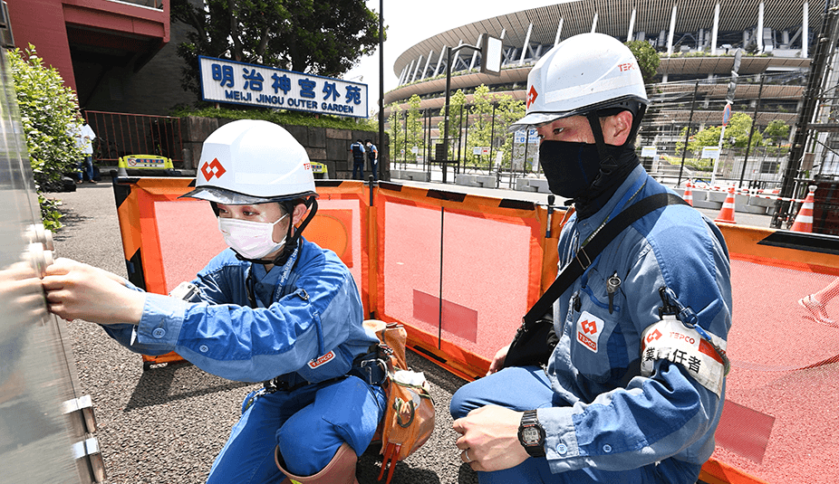点検後、開閉部に封印テープを貼る東京電力パワーグリッドの社員