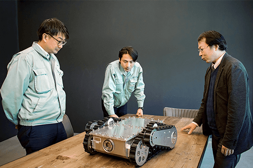 鈴木准教授が地元企業と開発した廃炉用ロボット