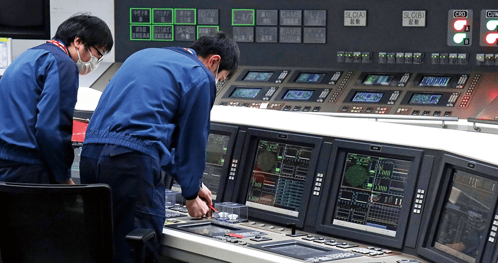 柏崎刈羽原子力発電所6号機中央制御室で原子炉モードスイッチを起動に切り替える運転員（1月21日）