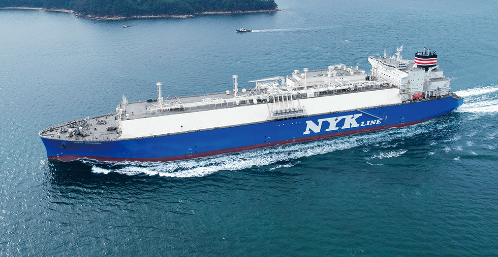 九州電力の火力発電所へ輸送する日本郵船のLNG船（日本郵船提供）