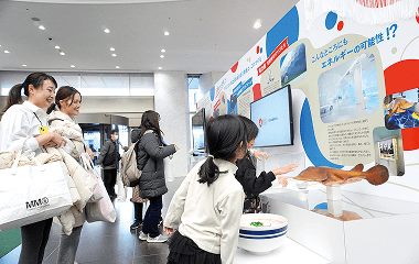 電力館の人気コンテンツの展示に関心を示す子どもたち