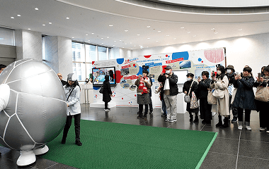 キャラクターの登場に沸く来場者