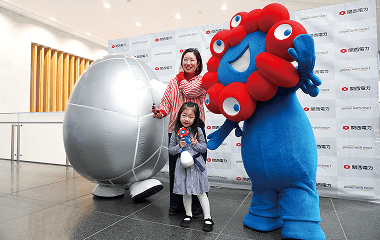 大盛況となった「可能性のタマゴ」「ミャクミャク」との記念撮影