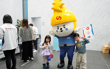 関西電力送配電のキャラクター「おくりん」も盛り上げに一役